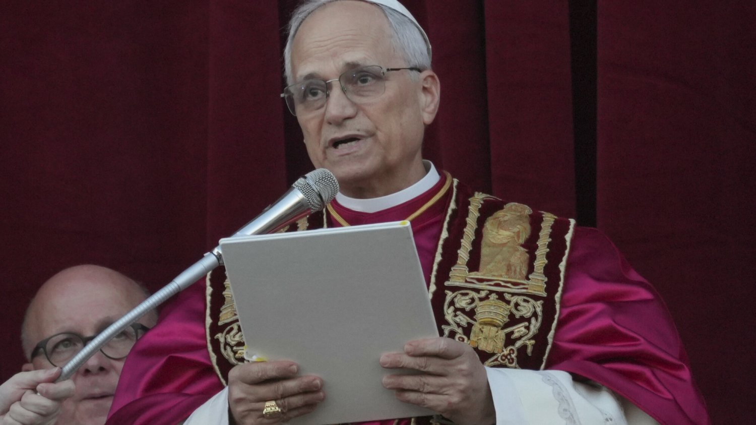 Leon XIV nie przemówił po angielsku. Znany dziennikarz ma teorię