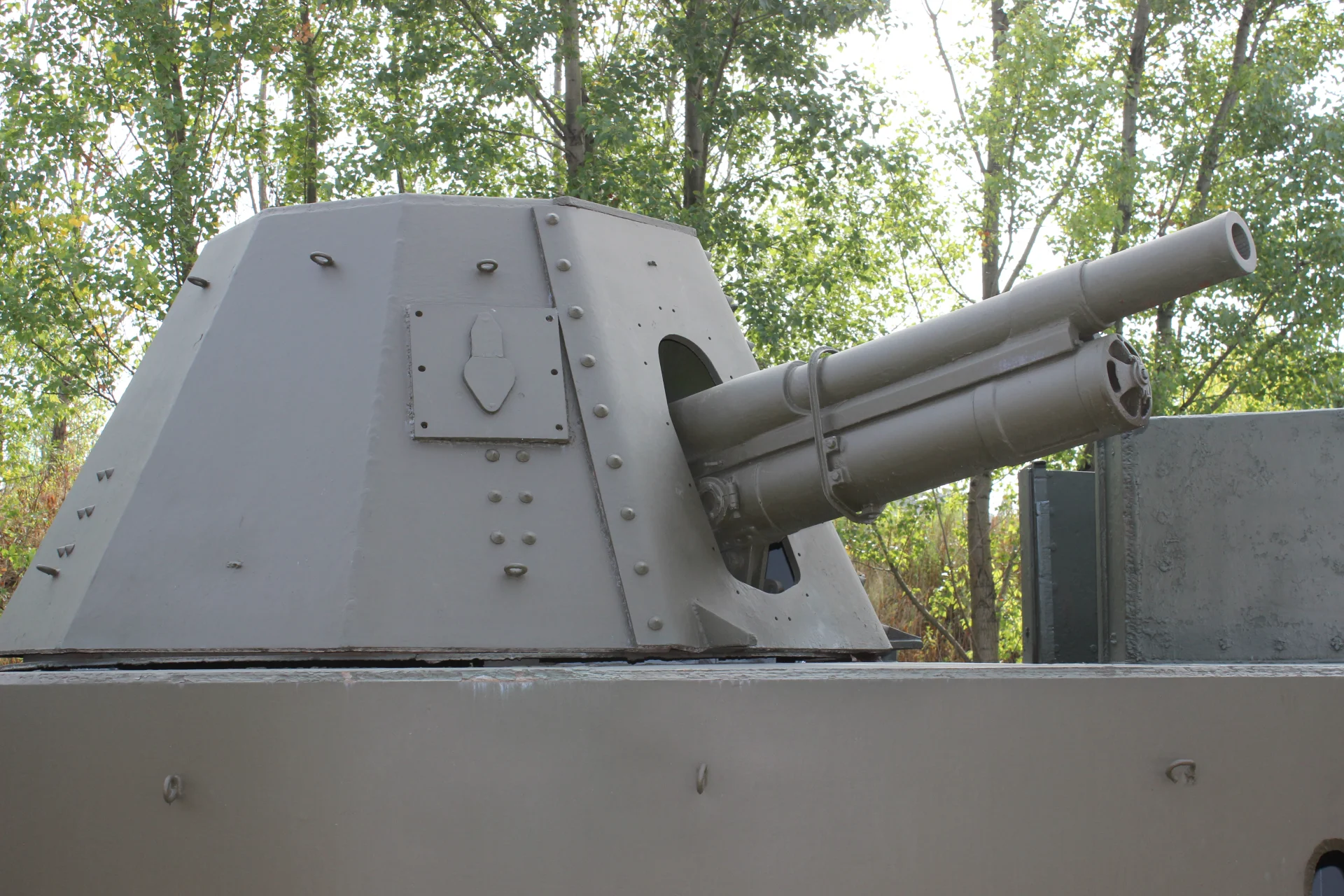 Uzbrojenie zamontowane w pociągu pancernym, znajdującym się w Muzeum Kolejnictwa w Warszawie.