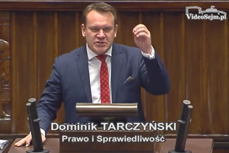 Poseł Tarczyński grozi mediom milionowymi karami. "By zwalczyć nieprawdę w sferze publicznej" – tłumaczy, zapowiadając powstanie projektu o walce z fake newsami.