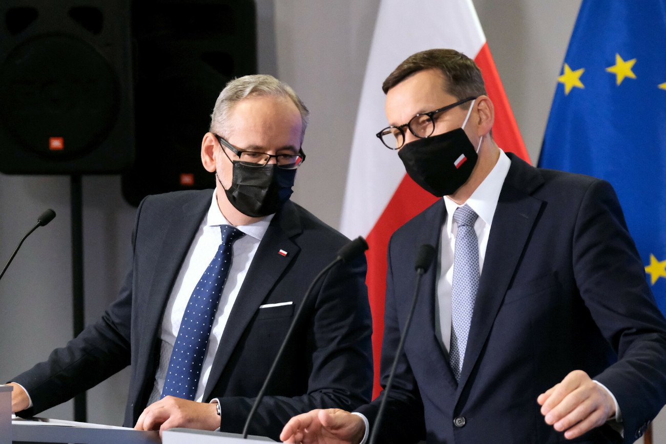 Onet ujawnił, kto z obozu władzy zaszczepił się na COVID-19.