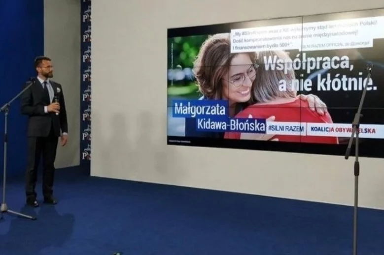 PiS zorganizował nawet konferencję, na której pokazał plakat wyborczy Kidawy-Błońskiej. Wkradł się na nim jednak błąd, bo nie było na nim hasztagu #SilniRazem.
