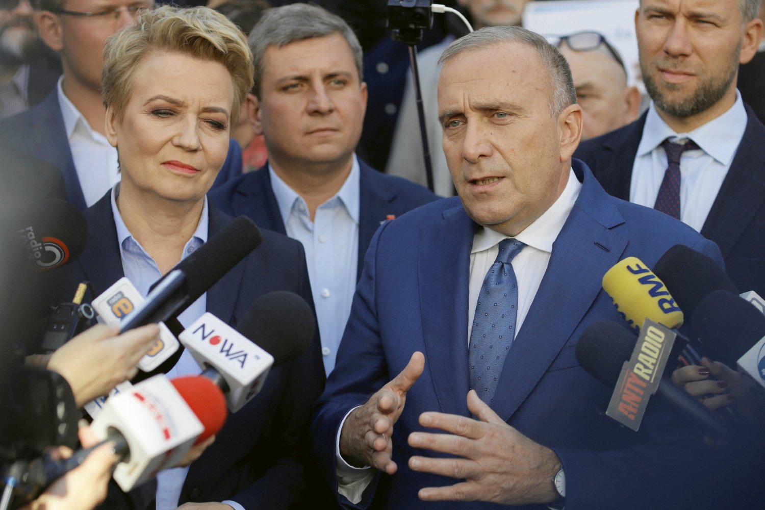 Po decyzji wojewody łódzkiego kandydatce na prezydenta Łodzi pełnego poparcia udzielił Grzegorz Schetynę. Decyzję wojewody skomentował dla naTemat Bartosz Domaszewicz (na zdj. po prawej stronie szefa PO), rzecznik KKW Hanny Zdanowskiej.