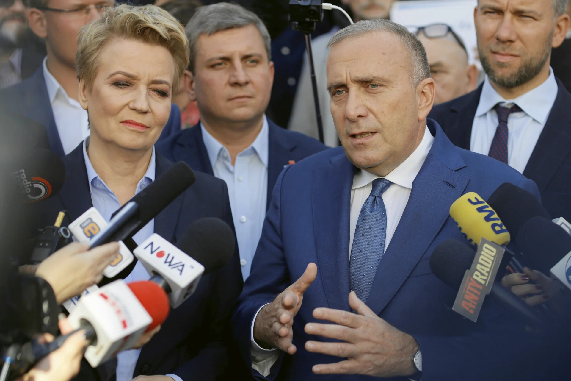 Po decyzji wojewody łódzkiego kandydatce na prezydenta Łodzi pełnego poparcia udzielił Grzegorz Schetynę. Decyzję wojewody skomentował dla naTemat Bartosz Domaszewicz (na zdj. po prawej stronie szefa PO), rzecznik KKW Hanny Zdanowskiej.
