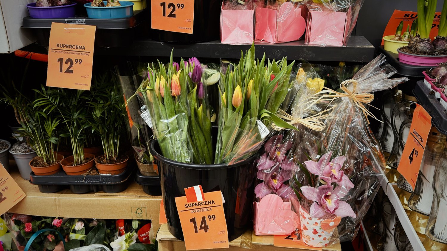 Kwiatów z Biedronki na walentynki nigdy nie kupuj. Romantyczny obciach i sknerstwo