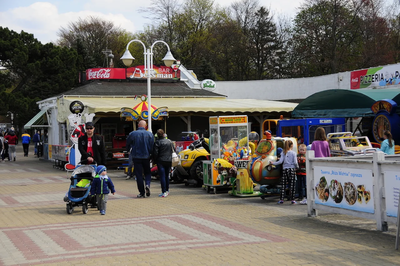 Promenada w Ustce. Takie "atrakcje" również są do usunięcia.