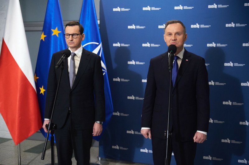 "Nieszczęśliwy wypadek". Zastanawiająca mowa ciała Dudy i Morawieckiego