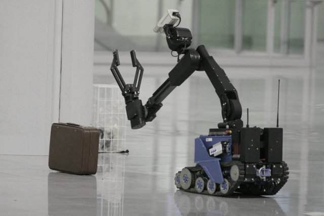 Lepiej nie pozostawiać na lotnisku walizki bez opieki