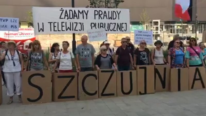 Protestujący przed siedzibą TVP przynieśli ze sobą transparenty z wymownymi hasłami