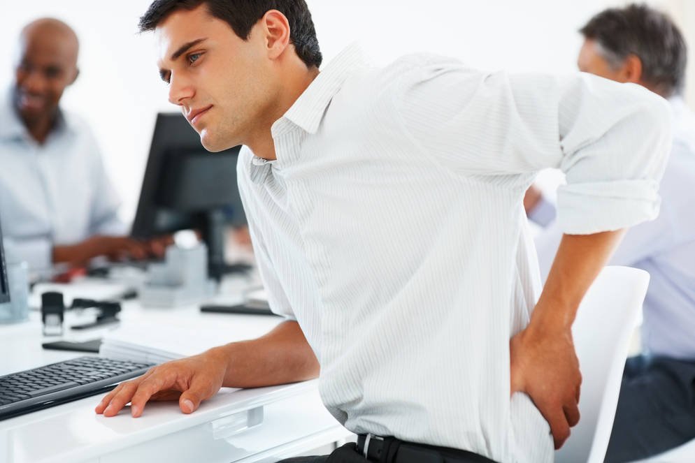 Wielogodzinna praca w pozycji siedzącej ogromnie obciąża kręgosłup.