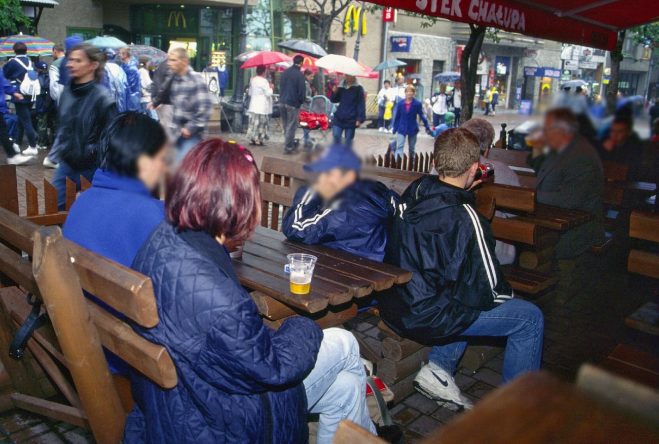 Dzieci na huśtawce przy barze. Obok dorośli piją piwo - powinni odebrać wam prawa rodzicielskie