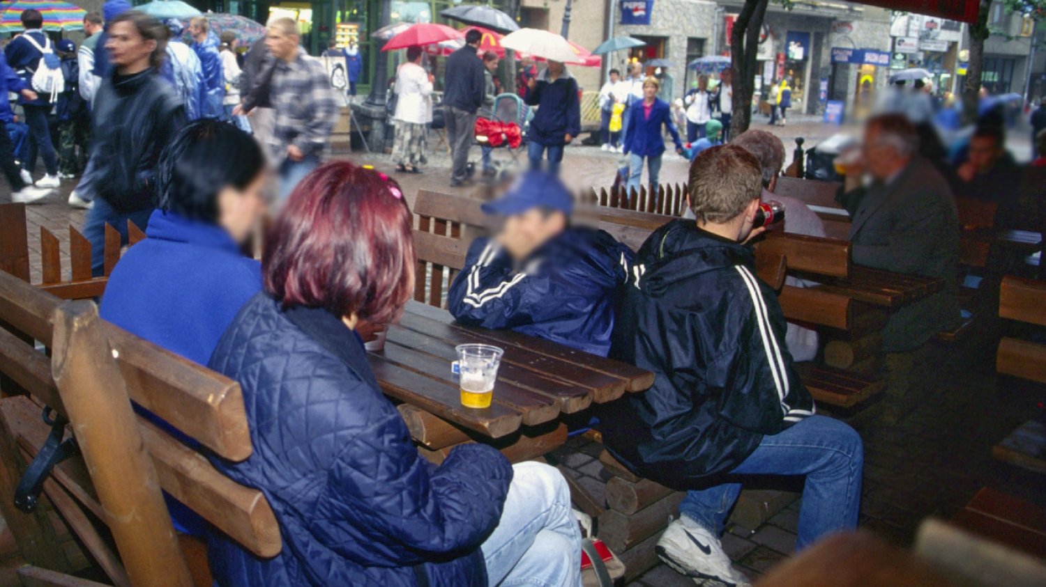 Dzieci na huśtawce przy barze. Obok dorośli piją piwo - powinni odebrać wam prawa rodzicielskie