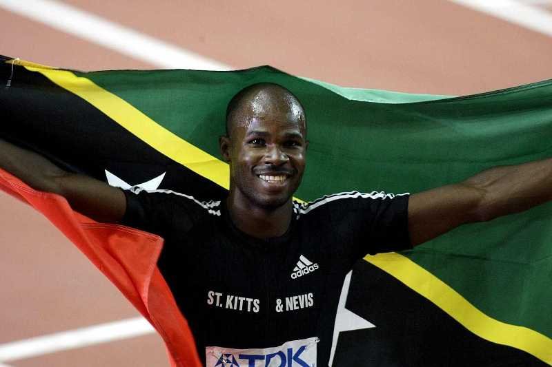 Kim Collins, triumfujący na mistrzostwach świata w Paryżu.