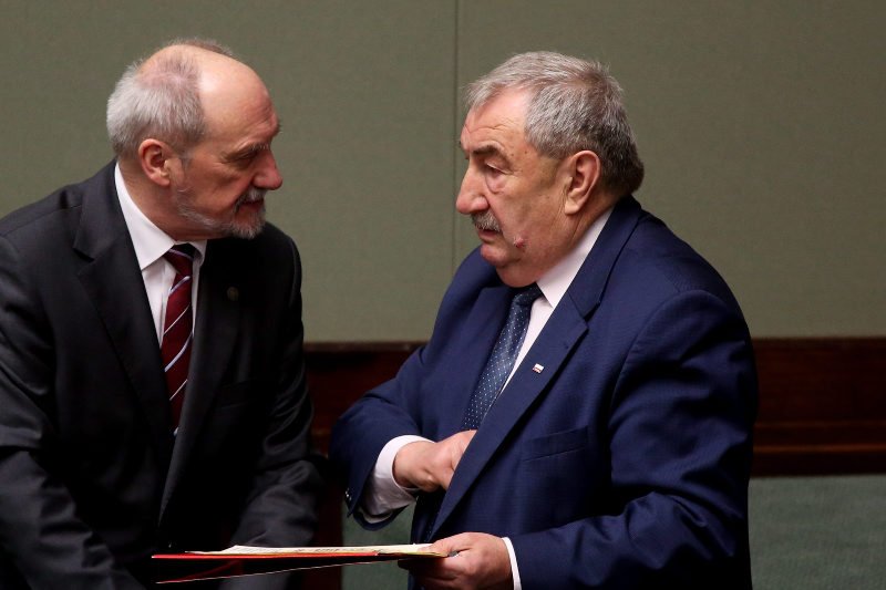 Poseł Andrzej Melak chce zakazać sprzedaży niektórych tytułów na stacjach benzynowych Orlenu.