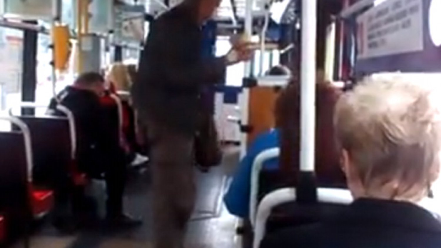 Zboczeniec masturbował się w autobusie, a ludzie nie reagowali. "Często spotykałam się z takimi sytuacjami"