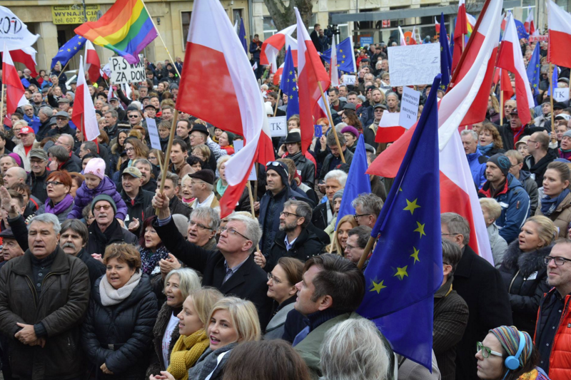 Prezydent Poznania z flagą uniesioną do góry.