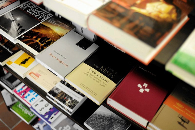 Czasem trudno jest się odnaleźć w gąszczu księgarni