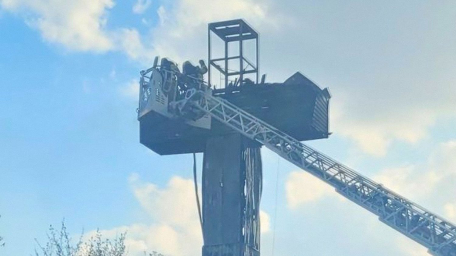 Przyczyna pożaru krzyża papieskiego pod okiem śledczych. Nowa hipoteza zaskakuje