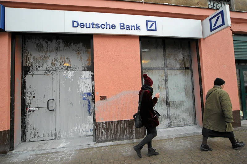 Najpierw zniszczono butik Zienia, teraz witryny banku.