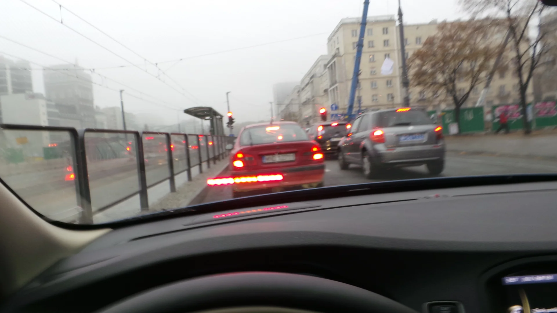 Tutaj wyraźnie widać pasek ostrzegawczy - na czerwono, na środku szyby. Wówczas auto już samo hamowało