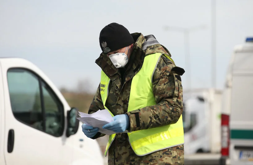 Włosi mieli kupić maseczki ochronne w Polsce, ale transport zablokowano. MSZ twierdzi, że to nieprawda.