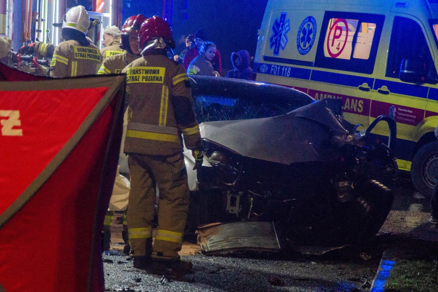 Służby przy pracy po wypadku. Zdjęcie ilustracyjne.