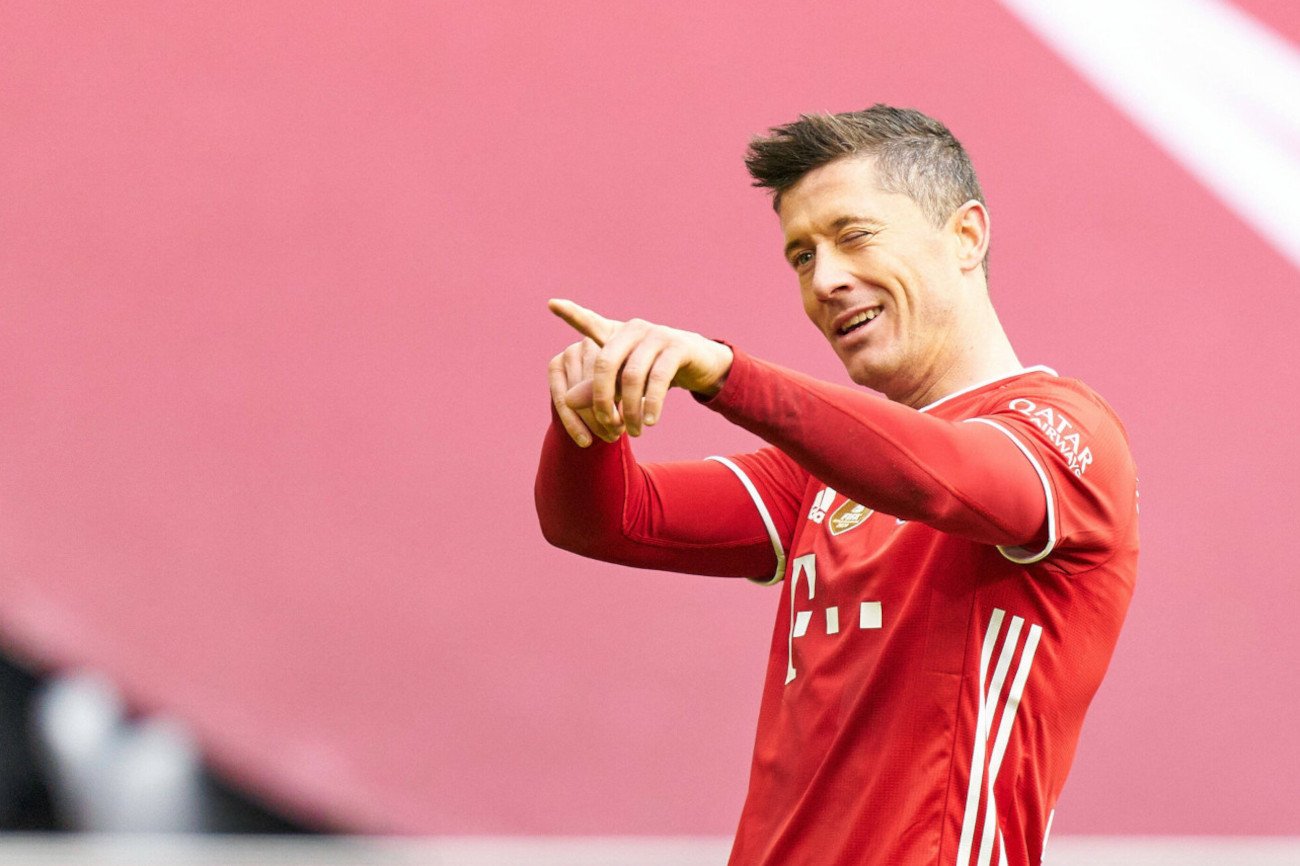 Robert Lewandowski jest jednym z dwóch głównych faworytów do sięgnięcia po zwycięstwo w plebiscycie "France Football".