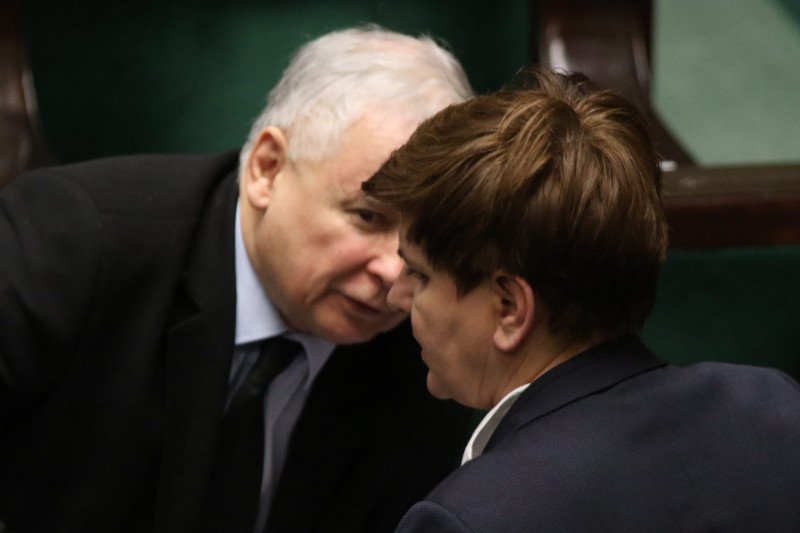 Nie ma pieniędzy na program 500 plus, ale PiS musi je znaleźć. Wyborcza: Wezmą pieniądze odłożone na emerytury