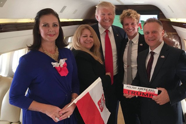 W poszukiwaniu głosów Donald Trup schylił się także po te od Polonii w USA. Na zdjęciu z Jerzym Bogdziewiczem (pierwszy z prawej) i przedstawicielami środowisk polonijnych na Florydzie.