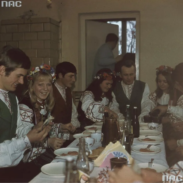 Zespół ludowy w strojach z Lubelszczyzny podczas zabawy noworocznej, 1975