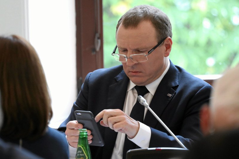 Jacek Kurski czeka na nasze pieniądze, ale może sobie jeszcze poczekać.