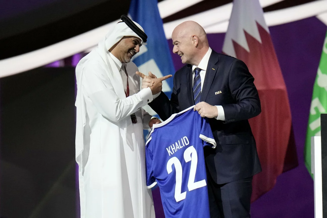 Prezydent FIFA Gianni Infantino w uściskach z premierem Kataru, szejkiem Chalidem Al Thanim.