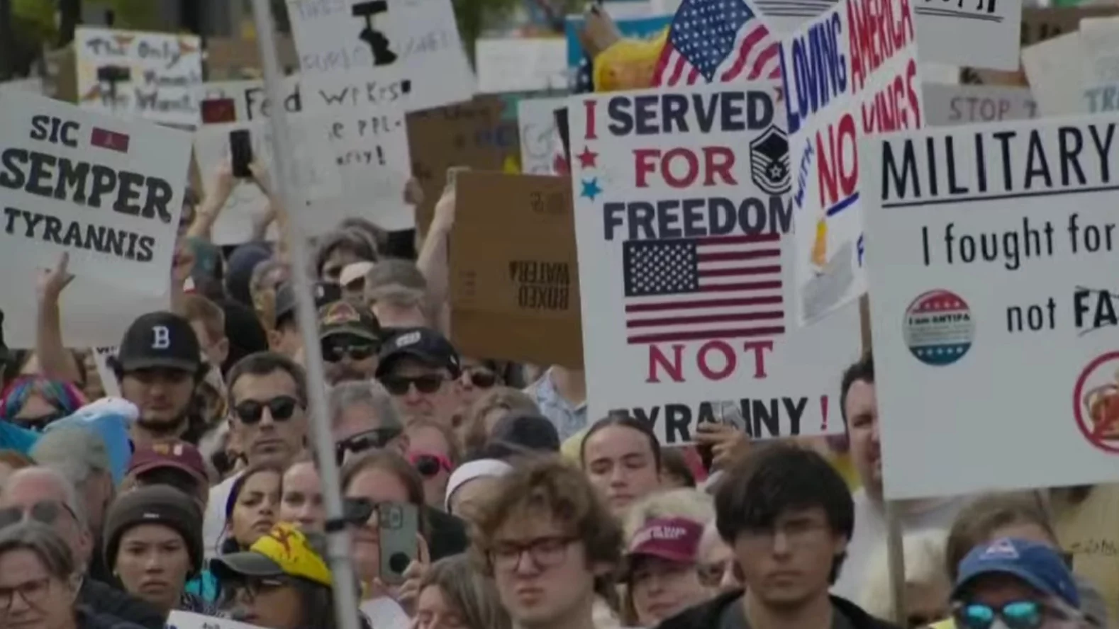 Miliony ludzi wyszło na ulice w USA. O co chodzi w protestach "No Kings"?