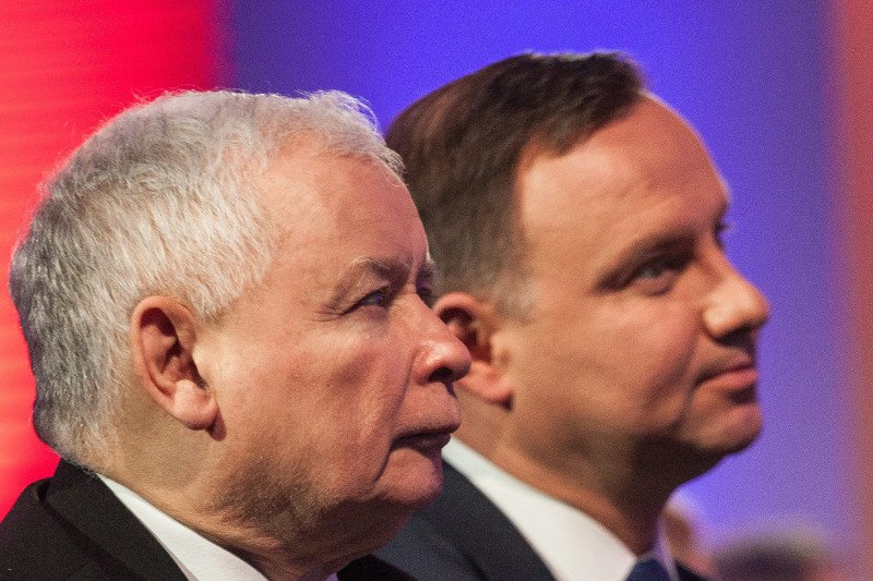 Nowy sondaż poparcia partii politycznych powinien dać prezydentowi do myślenia. Czy PiS obejdzie się bez niego?