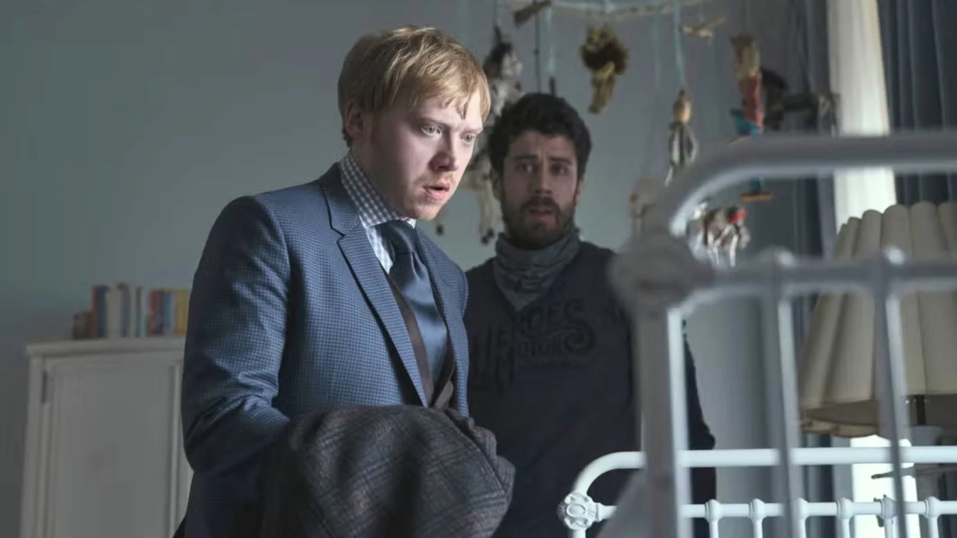 Rupert Grint i Toby Kebbell w serialu "Servant"
