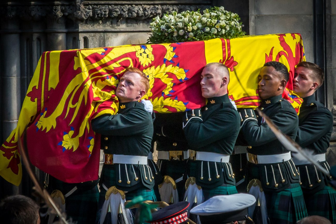 Królowa Elżbieta II nie żyje. Gdzie możemy obejrzeć ceremonię pogrzebową
