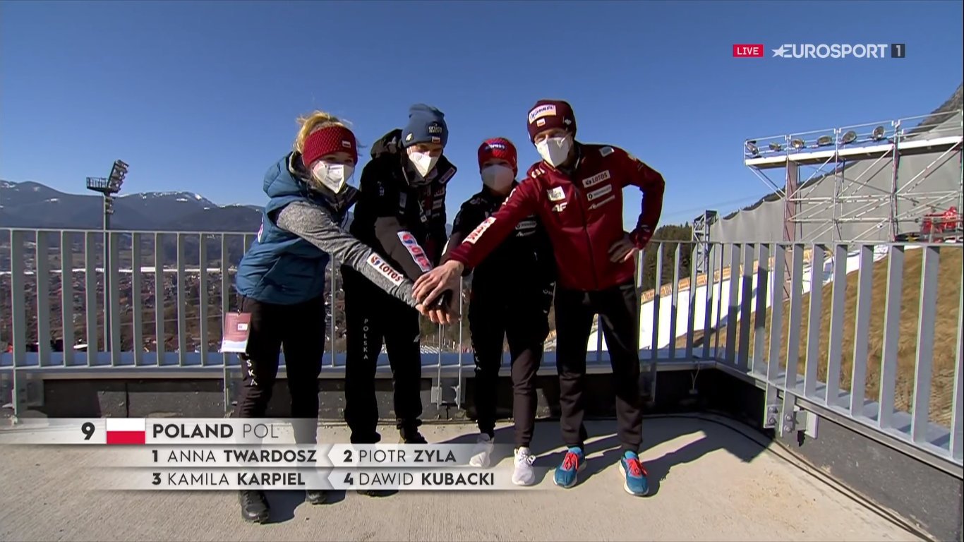 Polska drużyna w niedzielnych zawodach mieszanych: Anna Twardosz, Kamila Karpiel, Piotr Żyła i Dawid Kubacki