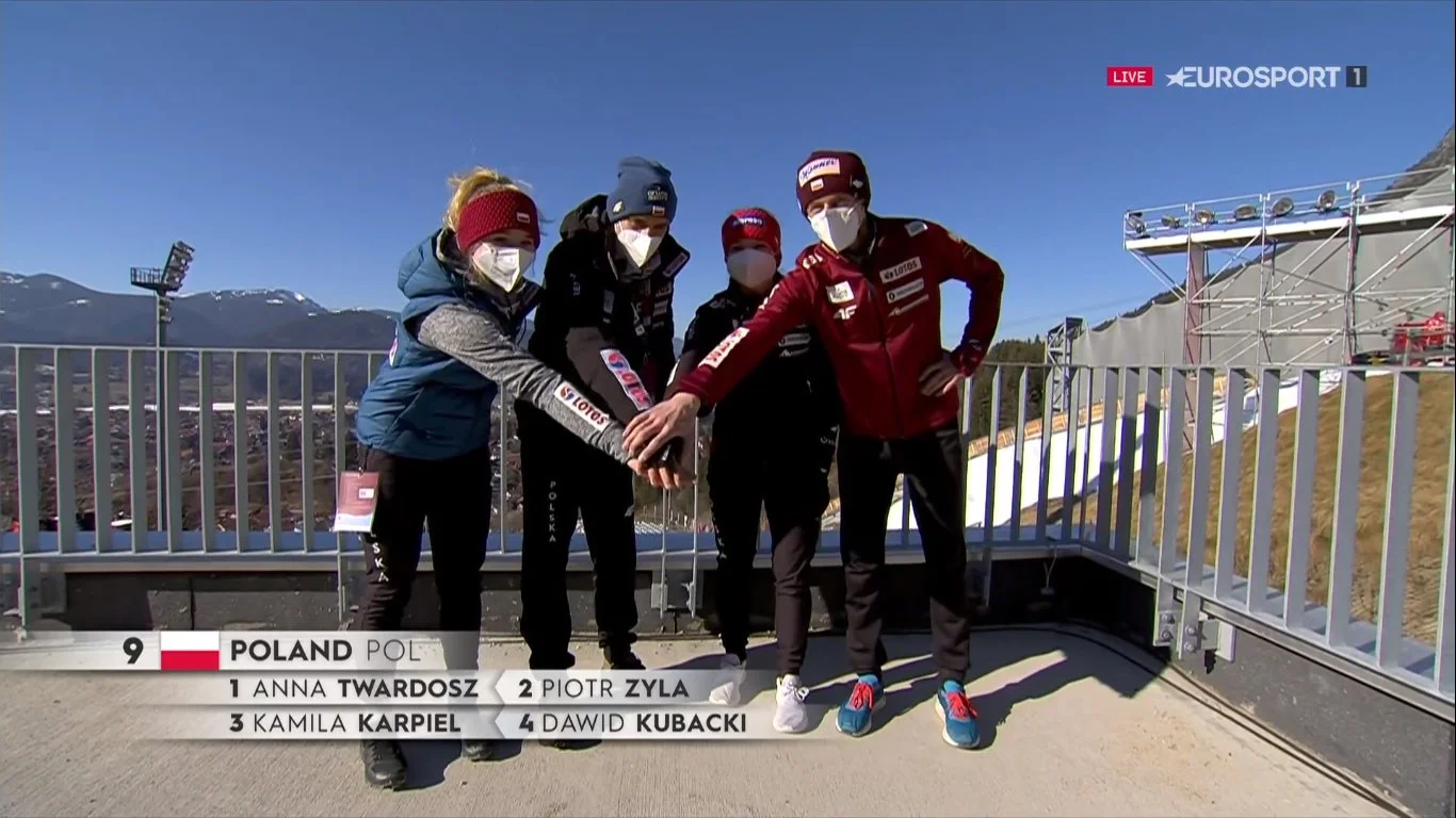 Polska drużyna w niedzielnych zawodach mieszanych: Anna Twardosz, Kamila Karpiel, Piotr Żyła i Dawid Kubacki