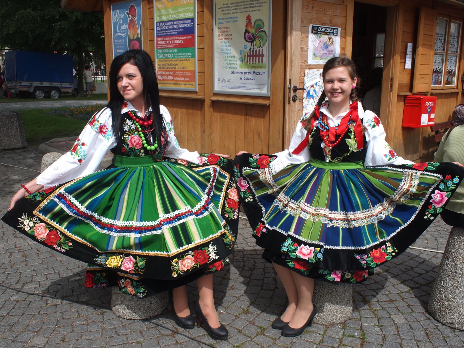 Łowiczanki przed katedrą w Łowiczu.