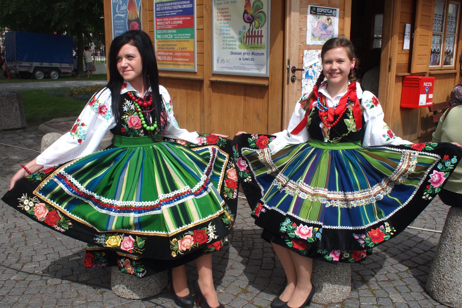 Łowiczanki przed katedrą w Łowiczu.