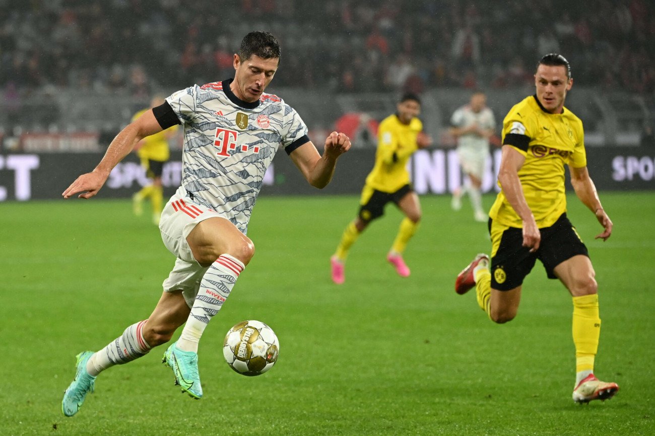 Robert Lewandowski w meczach z rywalem z Dortmundu strzelił już wiele ważnych goli. W sobotę kolejny klasyk Bundesligi.