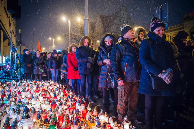 Rafał Szumełda wzywa gdańszczan do tego, żeby w sobotę ustawili na Placu Solidarności gigantyczne serce ze zniczy dla Pawła Adamowicza.