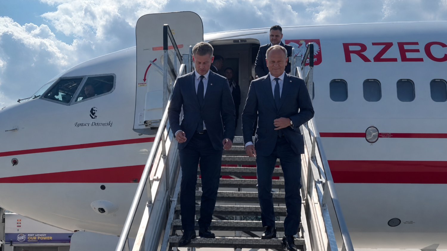 Péter Magyar i Donald Tusk wysiadający na lotnisku w Gdańsku.