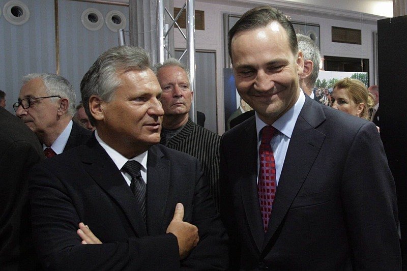 Sytuacja na Białorusi dalej jest bardzo poważna. Kwaśniewski i Sikorski proponują mediacje.