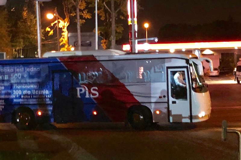 Tuż po zadeklarowaniu bezpartyjności Patryk Jaki odjechał spod TVP... partyjnym autokarem.