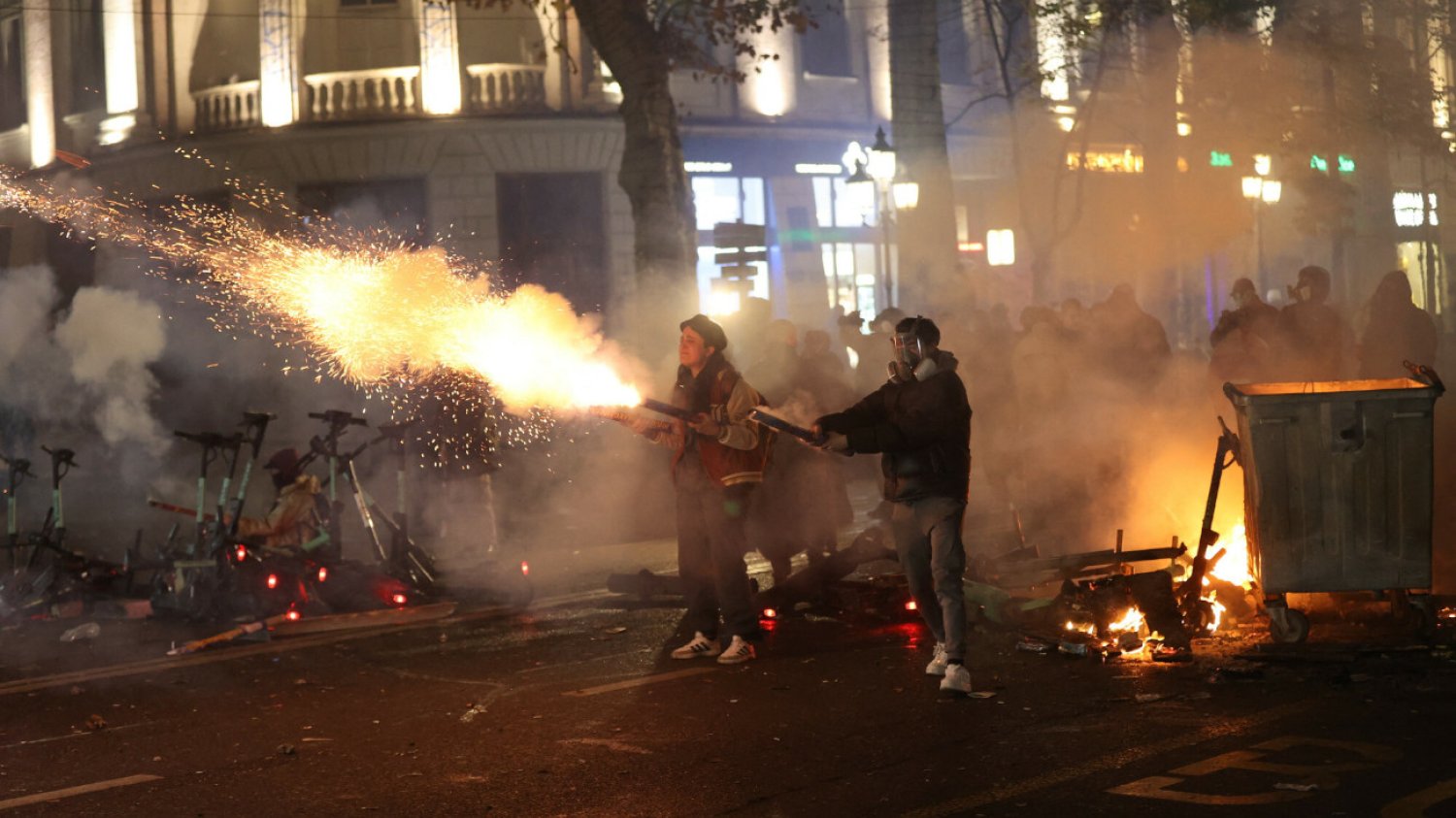Chaos w Gruzji i gorąca noc przed parlamentem. W ruch poszły armatki wodne i fajerwerki Masowe protesty w Gruzji. Manifestanci użyli fajerwerków