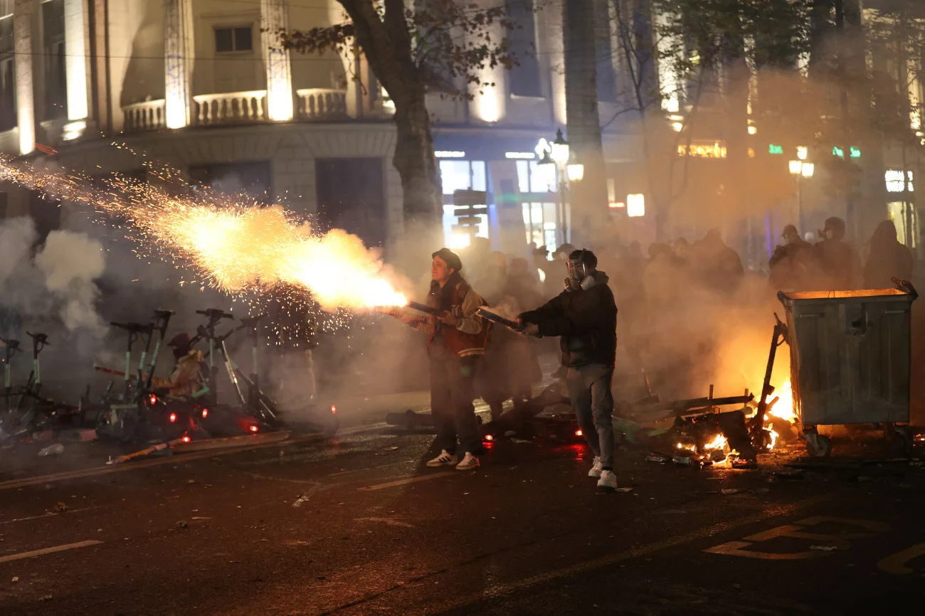 Masowe protesty w Gruzji. Manifestanci użyli fajerwerków