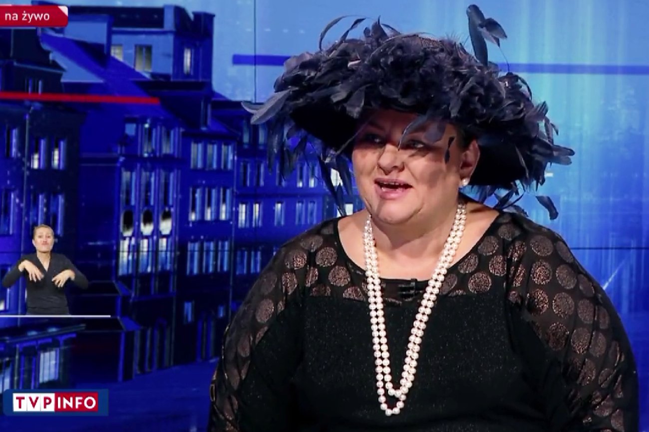 Ekspertka TVP w tym stroju komentowała pogrzeb królowej. "Perły i gniazdo"
