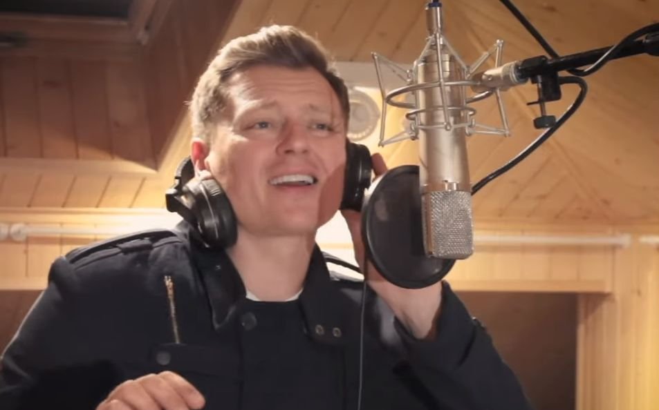 W piosence inaugurującej wyzwanie zaśpiewał m.in. Rafał Brzozowski