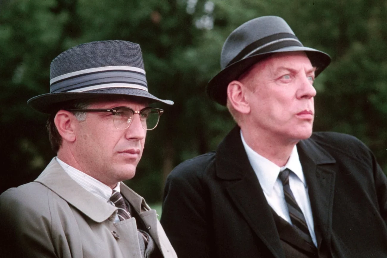 Kevin Costner i Donald Sutherland w filmie "JFK".