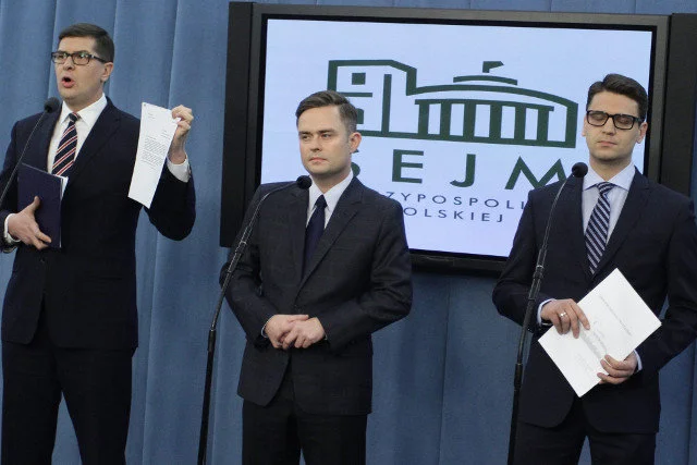 Postępowanie toczące się przeciwko Adamowi Rogackiemu, Adamowi Hofmanowi i Mariuszowi Kamińskiemu zostanie rozszerzone